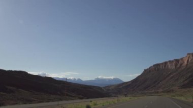 Anıt Vadisi 'ne gidiyoruz, Arizona' daki Navajo Kabilesi 'nde Sandstone Buttes Kulesi - Utah Sınırı ABD
