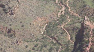 Arizona Büyük Kanyon Ulusal Parkı ve katmanlı kızıl kaya şeritleri milyonlarca yıllık jeolojik tarihi gözler önüne seriyor.