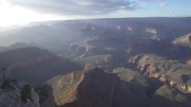 Arizona Büyük Kanyon Ulusal Parkı ve katmanlı kızıl kaya şeritleri milyonlarca yıllık jeolojik tarihi gözler önüne seriyor.