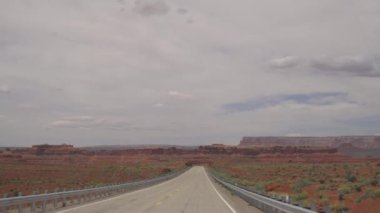 Anıt Vadisi 'ne gidiyoruz, Arizona' daki Navajo Kabilesi 'nde Sandstone Buttes Kulesi - Utah Sınırı ABD