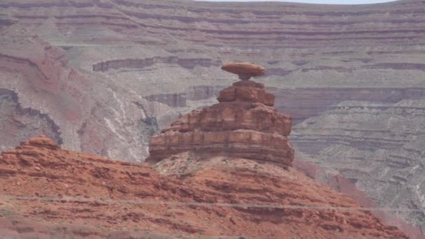 美国亚利桑那州 犹他州边境纳瓦霍部落的墨西哥帽和纪念碑谷 高耸的砂岩塔 — 图库视频影像
