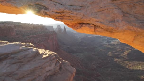 Mesa Arch Bij Sunrise Island Sky Een Enorme Vlakke Mesa — Stockvideo