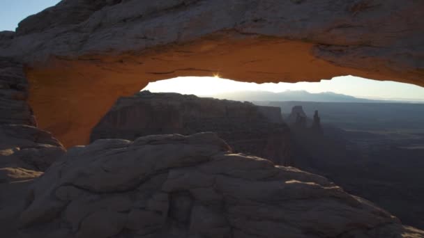 Mesa Arch Bij Sunrise Island Sky Een Enorme Vlakke Mesa — Stockvideo