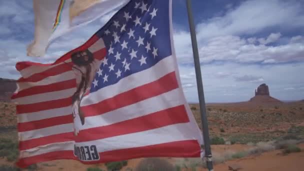 American Flag Monument Valley Towering Sandstone Buttes Navajo Tribal Arizona — Stockvideo