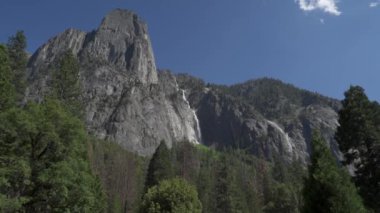 Sentinel Şelaleleri, Sentinel Kayası 'nın yanındaki Yosemite Vadisi' ne doğru uzun bir şelale serisi iniyor.
