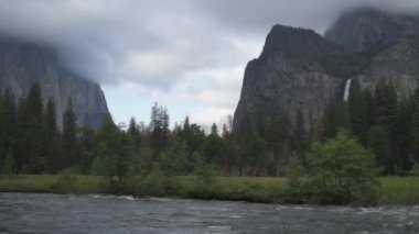 Ayna Gölü, Yosemite Ulusal Parkı 'nda, Tenaya Deresi' nde, North Dome ile Half Dome arasında yer alan küçük bir göl.
