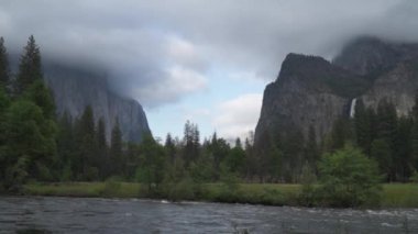 Ayna Gölü, Yosemite Ulusal Parkı 'nda, Tenaya Deresi' nde, North Dome ile Half Dome arasında yer alan küçük bir göl.