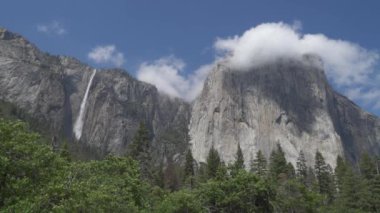 Yosemite Ulusal Parkı 'nda kurdele düşüşü, El Capitan' ın batı yakasında bir uçurumdan akışı Kuzey Amerika 'daki en uzun tek damla şelalesi.