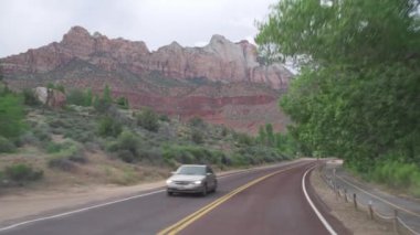 Utah 'ın güneybatısındaki Zion Ulusal Parkı' nda Sahne Sürüşü