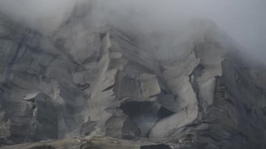 El Capitan Yosemite Ulusal Parkı 'nın en ikonik dikey kaya oluşumu. Kaya Dağcılığıyla ünlüdür.