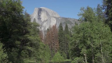 Yosemite Ulusal Parkı, Kaliforniya 'daki Yosemite Vadisi' nin doğu ucunda yarım bir kuvars monzonit batholith.