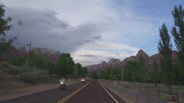 Utah 'ın güneybatısındaki Zion Ulusal Parkı' nda Sahne Sürüşü