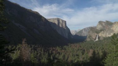 Yosemite Ulusal Parkı 'nın Tünel Manzarası - Granit Duvarlar Vadi ve El Capitan' ın Çevresi, Half Dome, Sentinel Rock, Katedral Rock, BridalVeil Sonbaharı