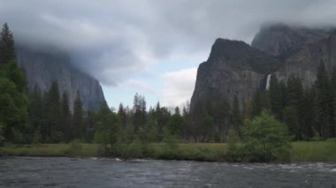 Ayna Gölü, Yosemite Ulusal Parkı 'nda, Tenaya Deresi' nde, North Dome ile Half Dome arasında yer alan küçük bir göl.