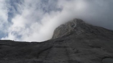 El Capitan Yosemite Ulusal Parkı 'nın en ikonik dikey kaya oluşumu. Kaya Dağcılığıyla ünlüdür.