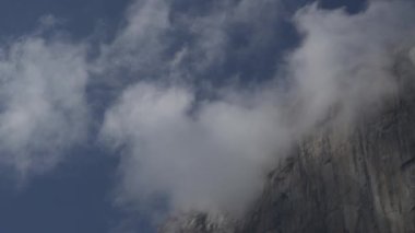 El Capitan Yosemite Ulusal Parkı 'nın en ikonik dikey kaya oluşumu. Kaya Dağcılığıyla ünlüdür.