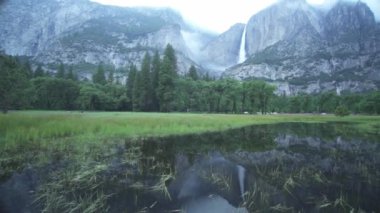 Yosemite Şelalesi, Half Dome, Sentinel Kayası ve Vadi 'nin merkezinden Royal Arches manzaralı Cook' s Meadow Loop.