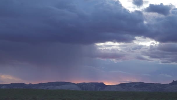 Güzel Bulutlu Günbatımı Utah Bir Yerde Arkaplanda Kaya Dağı Ile — Stok video