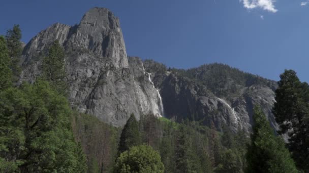Sentinelové Vodopády Dlouhá Řada Kaskád Sestupujících Yosemitského Údolí Vedle Sentinelové — Stock video