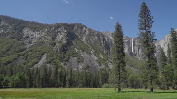 Ribbon Fall Yosemite Nationalpark Kalifornien Fließt Von Einer Klippe Der — Stockvideo