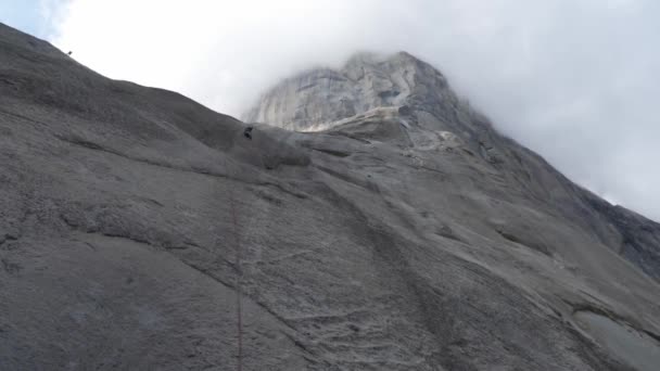 キャピタン ロッククライマーで有名なヨセミテ国立公園で最も象徴的な垂直岩形成 — ストック動画