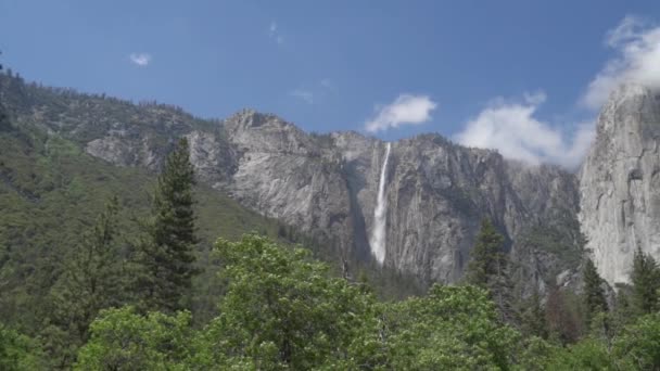 Ruban Automne Dans Parc National Yosemite Californie Écoule Une Falaise — Video