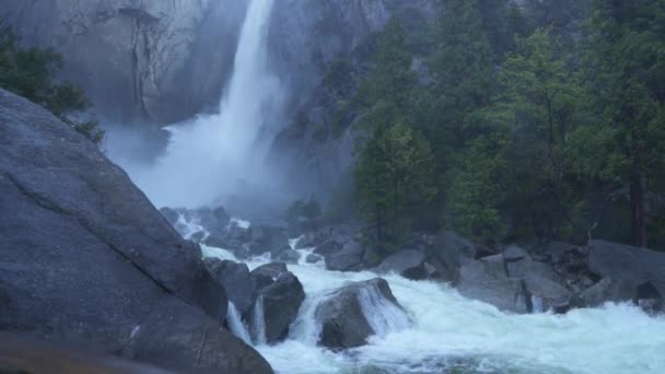 令人叹为观止的约塞米蒂瀑布约塞米蒂国家公园最高的瀑布 — 图库视频影像