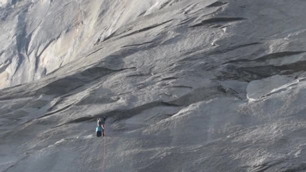 在约塞米蒂国家公园最有名的攀岩者中 Capitan是最具标志性的垂直岩层 — 图库视频影像