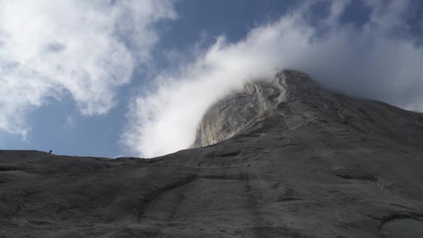 요세미티 공원에서 상징적인 등반가로 유명한 — 비디오