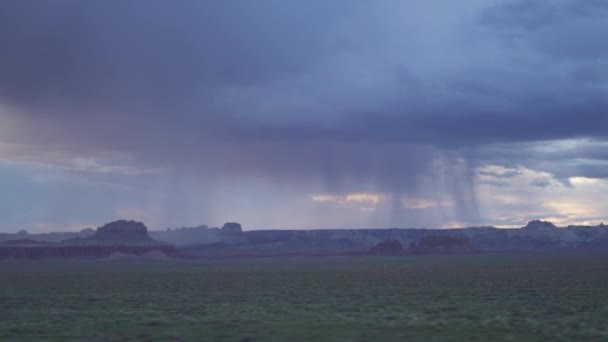 犹他州某个地方的美丽的云彩落日 背景是岩石山 — 图库视频影像
