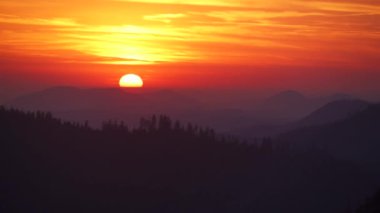 Sequoia Ulusal Parkı 'nın batı sınırının gün batımı manzarası ve Beetle Rock' tan San Joaquin Vadisi