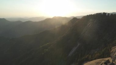 Sequoia Ulusal Parkı 'nın batı sınırının gün batımı manzarası ve Beetle Rock' tan San Joaquin Vadisi