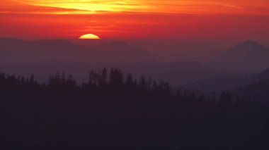 Sequoia Ulusal Parkı 'nın batı sınırının gün batımı manzarası ve Beetle Rock' tan San Joaquin Vadisi