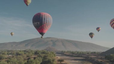 Sıcak Hava Balonu San Juan Teotihuacan Piramitleri 'nin üzerinde uçuyor.