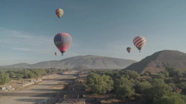 Sıcak Hava Balonu San Juan Teotihuacan Piramitleri 'nin üzerinde uçuyor.