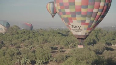 Sıcak Hava Balonu San Juan Teotihuacan Piramitleri 'nin üzerinde uçuyor.