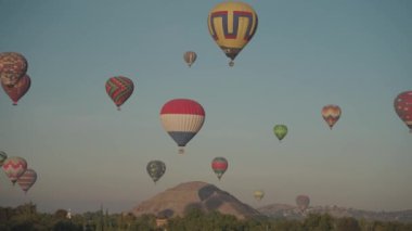 Sıcak Hava Balonu San Juan Teotihuacan Piramitleri 'nin üzerinde uçuyor.