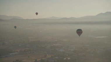 Sıcak Hava Balonu San Juan Teotihuacan Piramitleri 'nin üzerinde uçuyor.