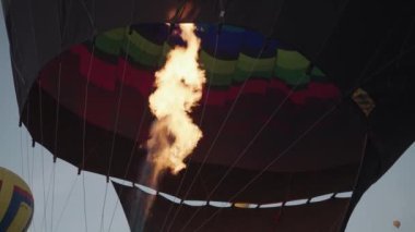 Sıcak Hava Balonu San Juan Teotihuacan Piramitleri 'nin üzerinde uçuyor.