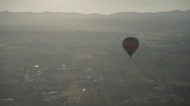 Hot Air Ballon Vliegen Boven Piramides Van San Juan Teotihuacan — Stockvideo