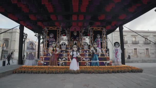 Esqueletos Caveiras Linha Exibição Ruas Durante Dia Dos Mortos Festival — Vídeo de Stock