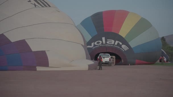 Hot Air Balloon Flying Pyramids San Juan Teotihuacan Mexico Sunrise — Stock Video