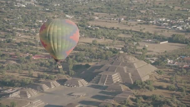 Воздушный Шар Над Пирамидами Сан Хуан Теотиуакана — стоковое видео