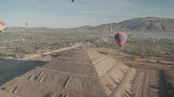 Hot Air Balloon Flying Pyramids San Juan Teotihuacan Mexico Sunrise — Stock Video