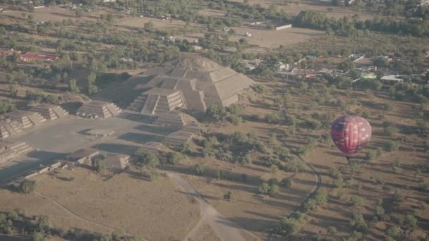 Horkovzdušný Balón Létání Nad Pyramidy San Juan Teotihuacan Mexiko Východ — Stock video