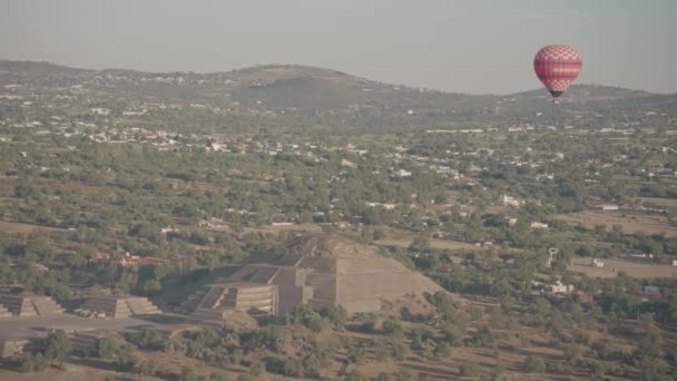 Globo Aire Caliente Volando Por Encima Las Pirámides San Juan — Vídeo de stock