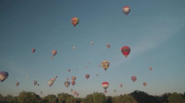 Sıcak Hava Balonu San Juan Teotihuacan Piramitleri 'nin üzerinde uçuyor.