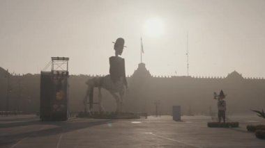 Ölü Da de Los Muertos İskeletler ve Kafatası Gaint Heykelleri Günü Zcalo Meydanı Mexico City 'de sergileniyor.