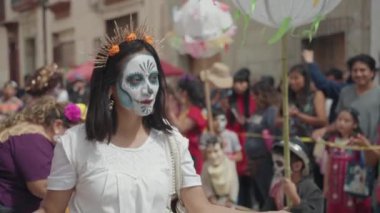 Los Muertos Karnaval Sokağı 'ndaki Ölü Diya Günü. İnsanlar kostüm, Kafatası Şekeri Yüz Boyama ve Müzik Performansı Oaxaca, Meksika
