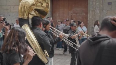Los Muertos Karnaval Sokağı 'ndaki Ölü Diya Günü. İnsanlar kostüm, Kafatası Şekeri Yüz Boyama ve Müzik Performansı Oaxaca, Meksika